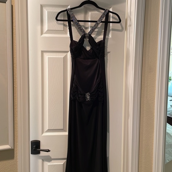 Black low back w sequins gown - Picture 3 of 7